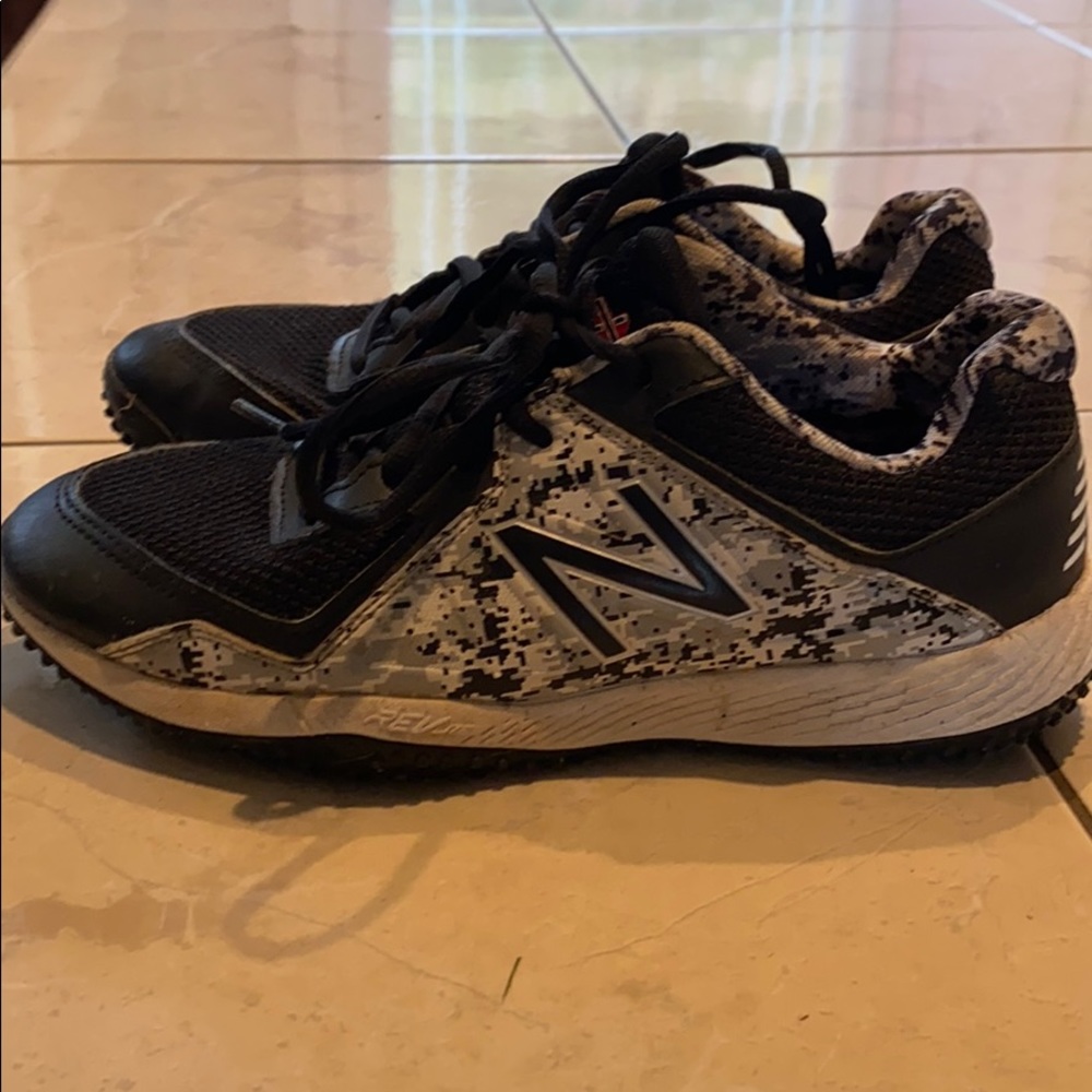 Youth New Balance Turf Shoes (size 5)